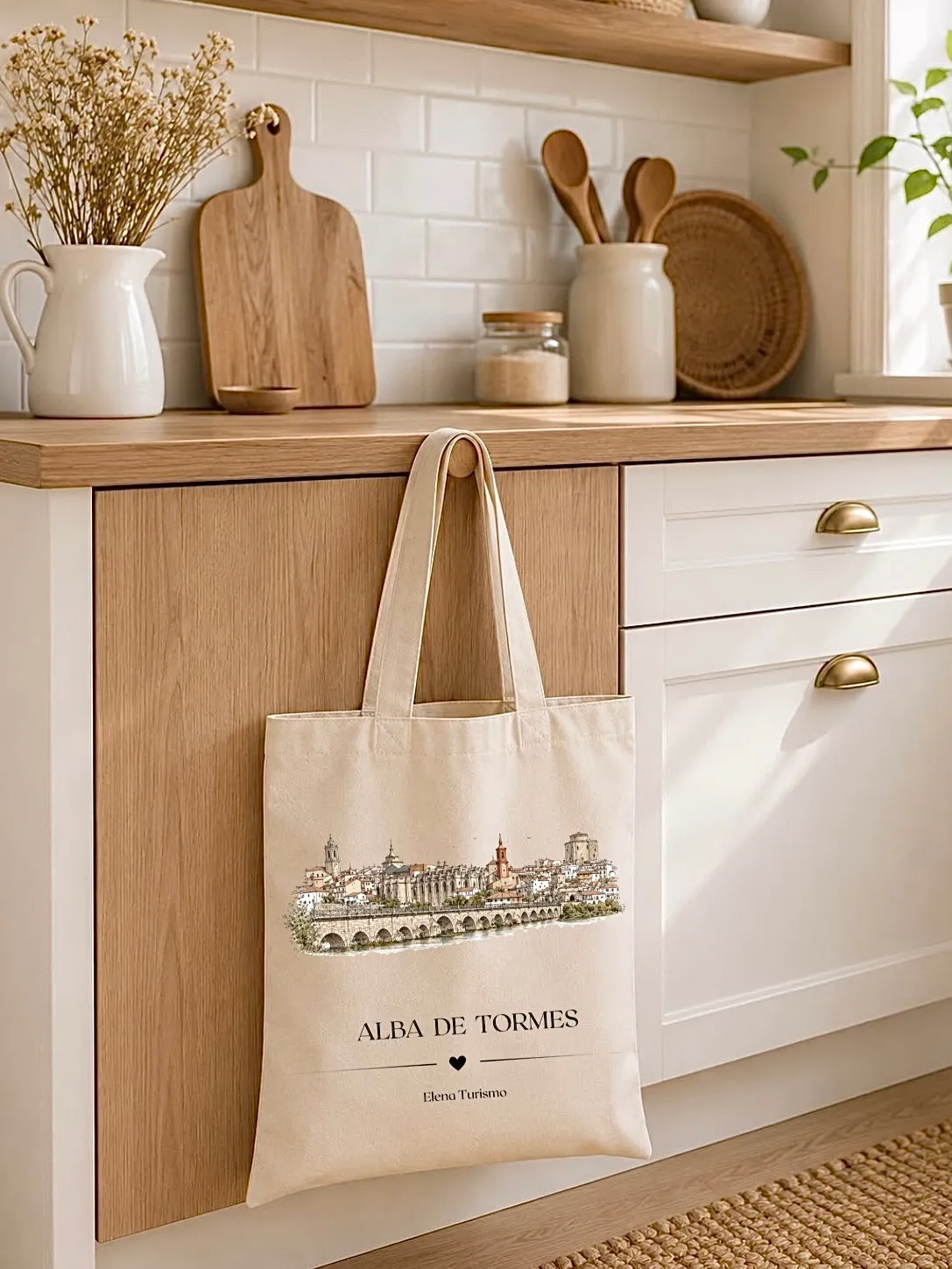 La misma totebag colgada en una cocina de madera clara