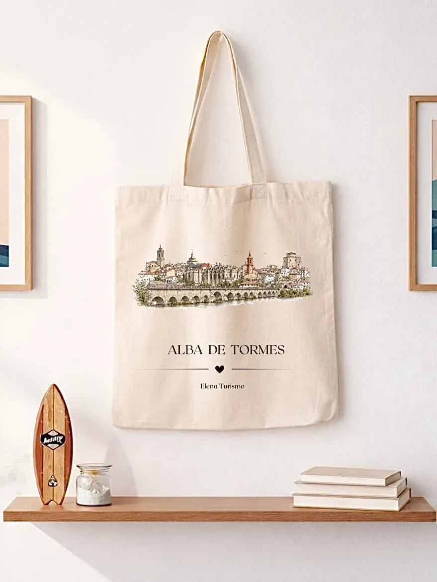 La misma totebag colgada junto a una estantería con libros